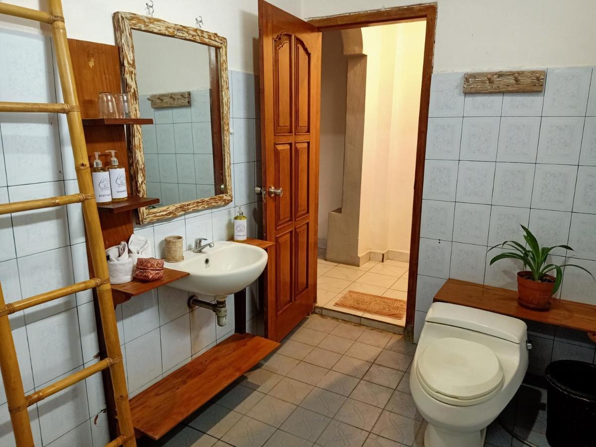 Binaria Museum Hotel Ловина Экстерьер фото