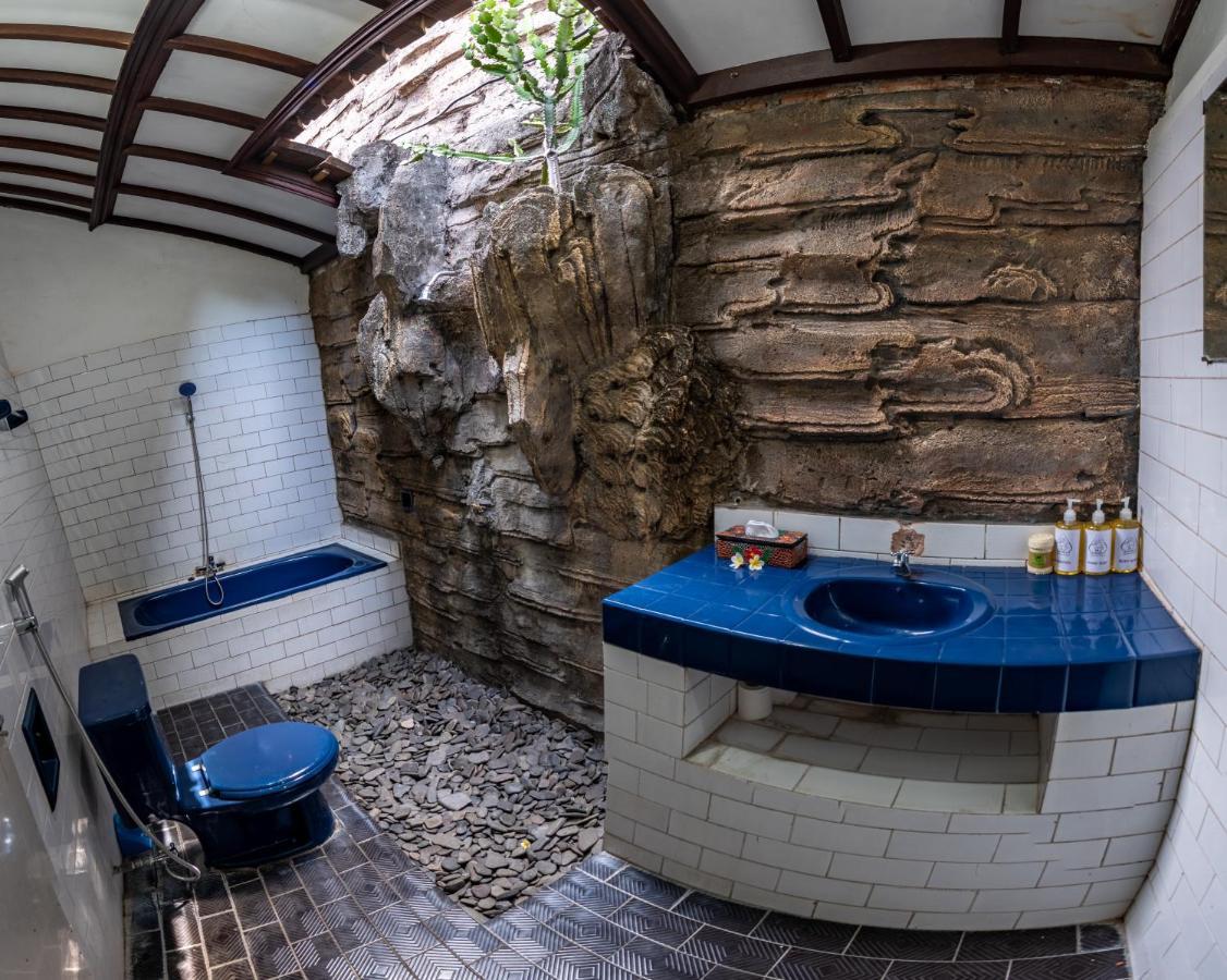 Binaria Museum Hotel Ловина Экстерьер фото